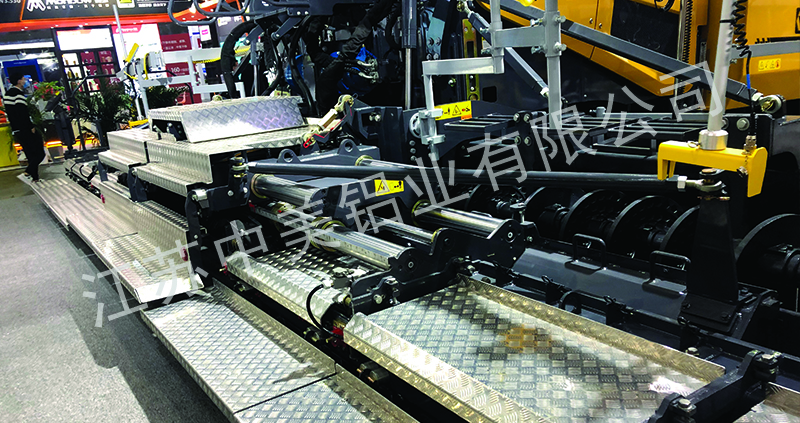 摊铺机熨平台盖板